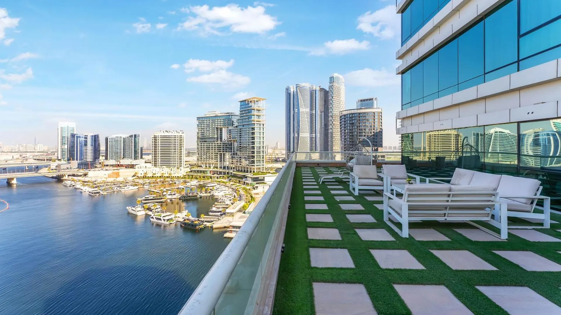 Fam Living - Waters Edge Huge Terrace With Canal Views location
