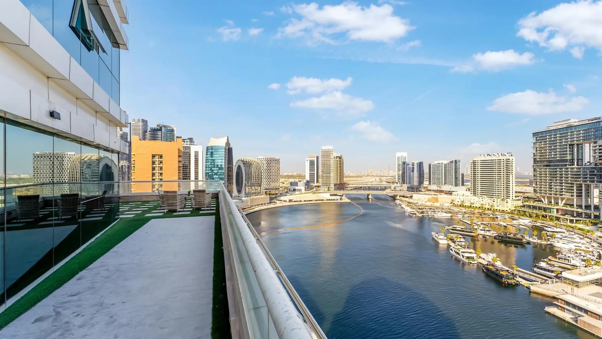 Fam Living - Waters Edge Huge Terrace With Canal Views Dubai Apartment